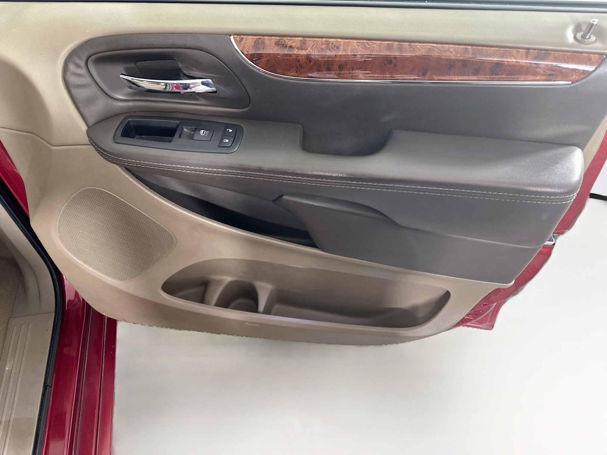 Used 2016 Chrysler Town & Country Touring FWD image 29