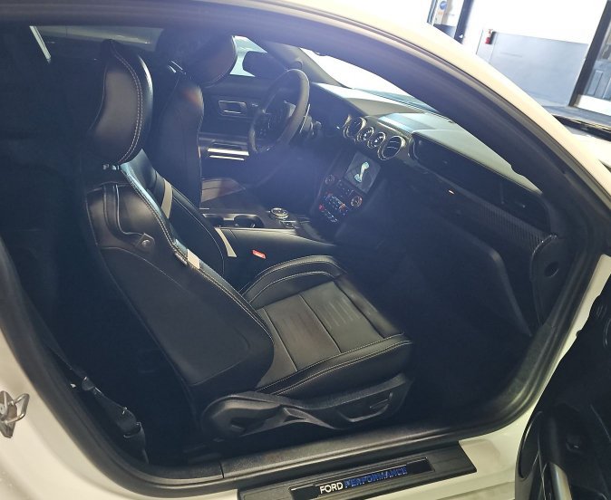 Used 2022 Ford Mustang Shelby GT500 w/ Technology Package RWD image 11