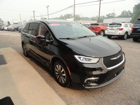 Used 2024 Chrysler Pacifica Limited FWD image 5
