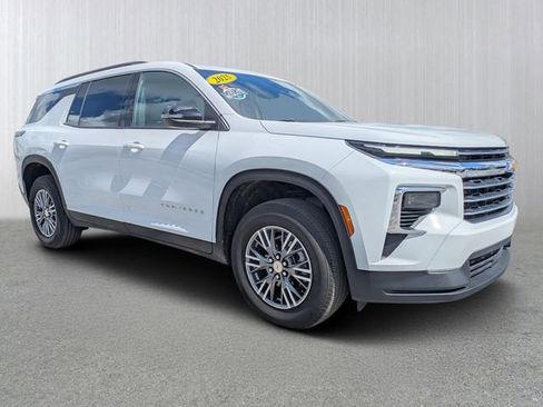 Used 2025 Chevrolet Traverse LT FWD image 1