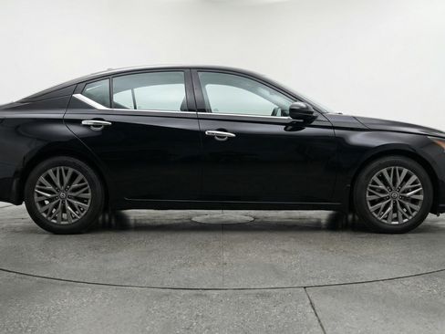 Used 2025 Nissan Altima 2.5 SV FWD image 11