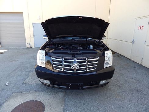 Used 2011 Cadillac Escalade ESV Premium image 16