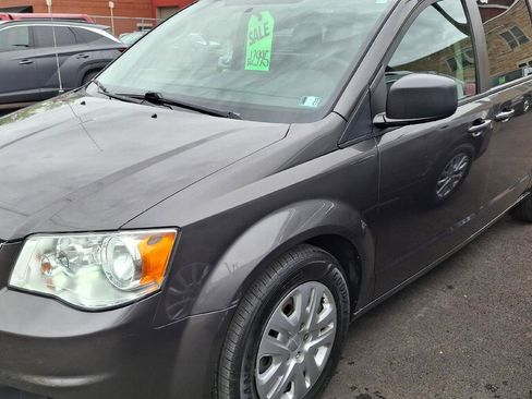 Used 2018 Dodge Grand Caravan SE FWD image 3