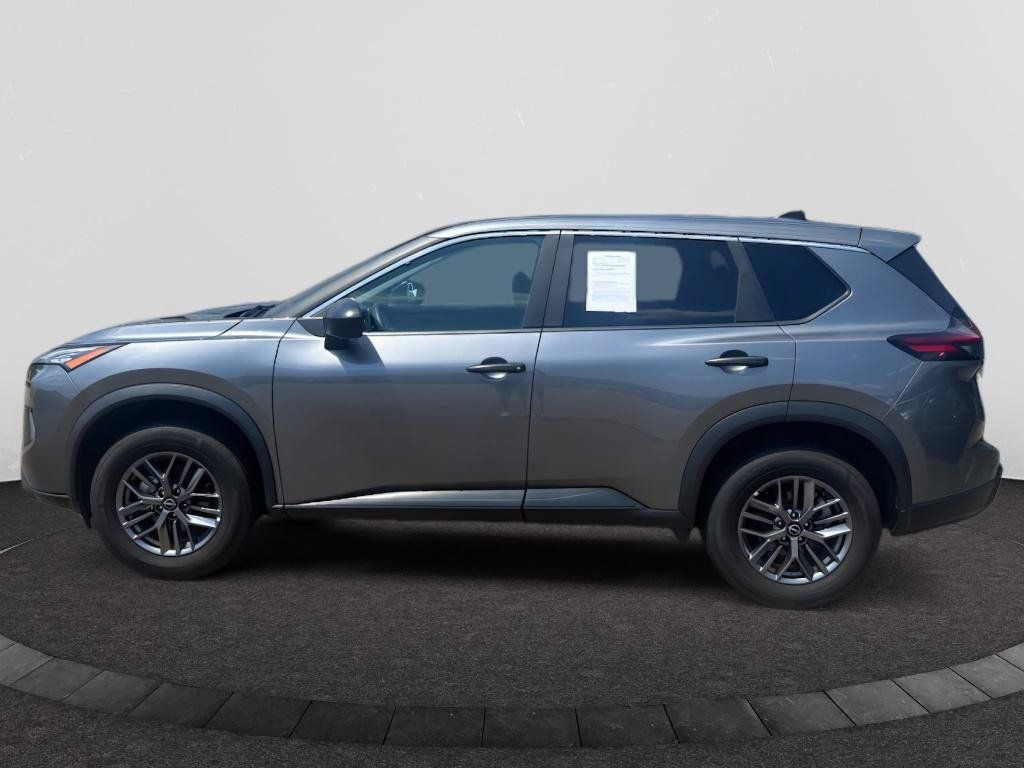 Used 2024 Nissan Rogue S AWD/4WD image 2