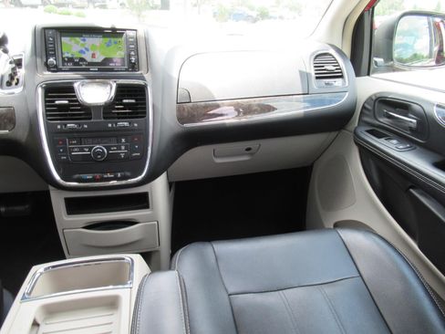 Used 2015 Chrysler Town & Country Touring FWD image 14