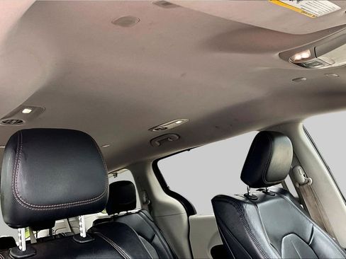 Used 2018 Chrysler Pacifica Touring-L Plus FWD image 27