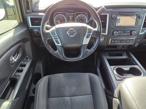 Used 2018 Nissan Titan SV w/ SV Convenience Package RWD image 12