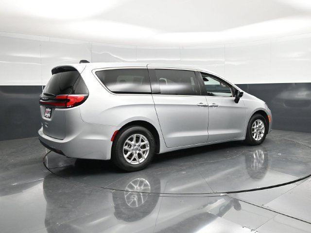 Used 2024 Chrysler Pacifica Touring-L FWD image 4