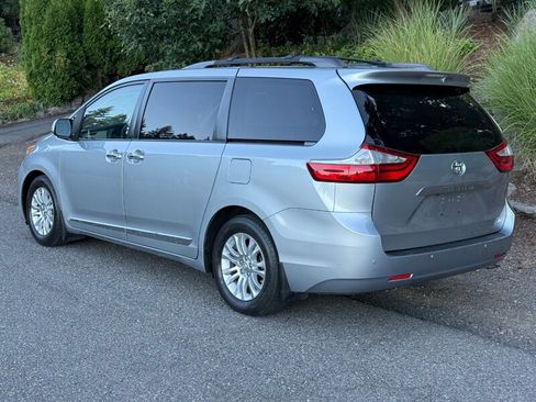 Used 2015 Toyota Sienna XLE Premium image 3