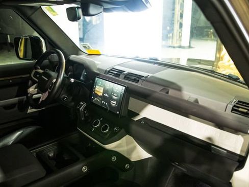 Used 2022 Land Rover Defender 110 X-Dynamic SE AWD/4WD image 13