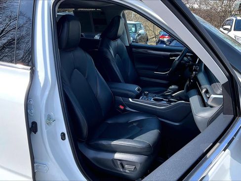 Used 2023 Toyota Highlander Limited image 8