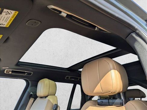 Certified 2025 Land Rover Range Rover SE AWD/4WD image 15