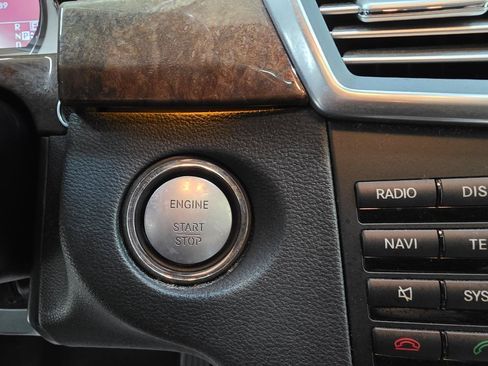 Used 2011 Mercedes-Benz E 550 Sedan image 34