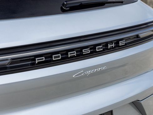 Certified 2025 Porsche Cayenne AWD/4WD image 19
