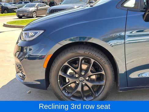 Used 2025 Chrysler Pacifica Limited image 10