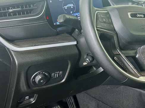 Used 2024 Jeep Grand Cherokee L Limited w/ Luxury Tech Group II image 17