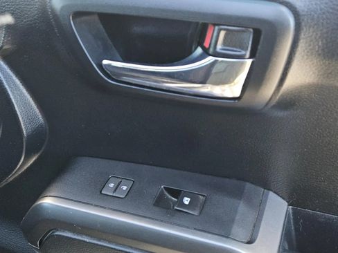 Used 2017 Toyota Tacoma TRD Sport image 28