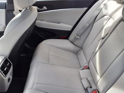 Used 2025 Genesis G70 2.5T image 12