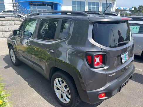Used 2017 Jeep Renegade Latitude w/ Trailer Tow Group AWD/4WD image 6