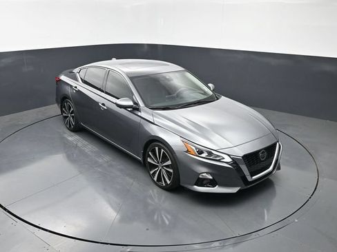 Used 2020 Nissan Altima 2.0 Platinum FWD image 19