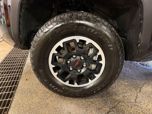 Used 2025 Toyota Tacoma TRD Off-Road image 31