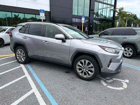 Used 2019 Toyota RAV4 XLE Premium FWD image 5