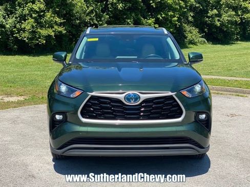 Used 2023 Toyota Highlander XLE AWD/4WD image 2