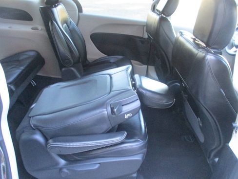 Used 2023 Chrysler Pacifica Touring-L FWD image 30