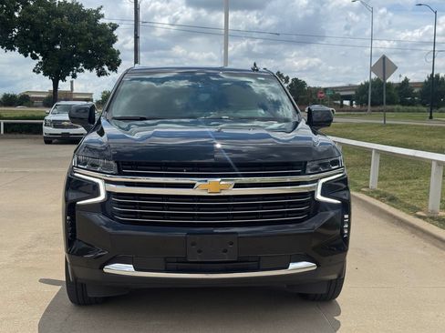 Used 2024 Chevrolet Suburban LT RWD image 2