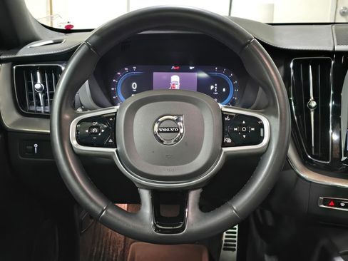 Used 2022 Volvo XC60 B5 R-Design w/ Climate Package image 10