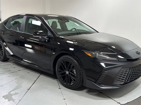 Used 2026 Toyota Camry SE w/ Convenience Package image 3