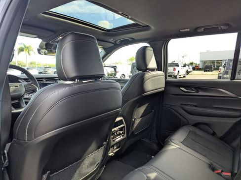 New 2025 Jeep Grand Cherokee Altitude image 9