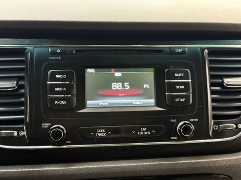 Used 2017 Kia Sedona LX image 31