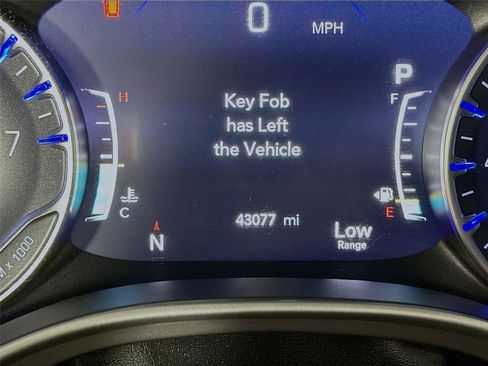 Used 2025 Chrysler Pacifica Select FWD image 19