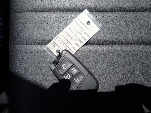 Used 2023 Volkswagen Tiguan SE image 30