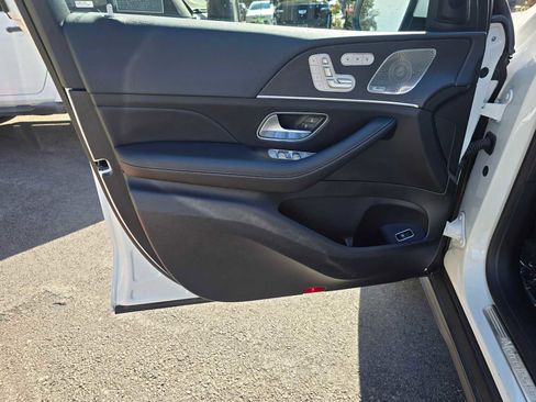 Used 2024 Mercedes-Benz GLS 450 4MATIC image 25