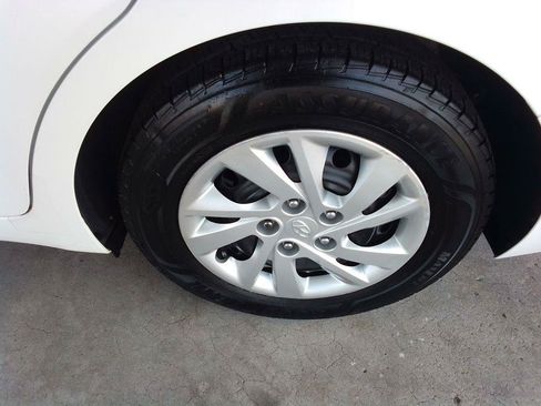 Used 2019 Hyundai Elantra SE FWD image 22