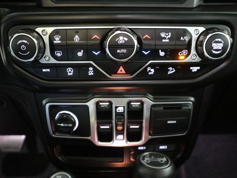 Used 2018 Jeep Wrangler Unlimited Sahara w/ Quick Order Package 24M Moab AWD/4WD image 26