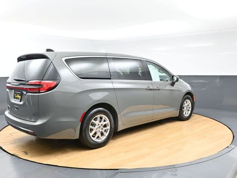 Used 2023 Chrysler Pacifica Touring-L FWD image 8