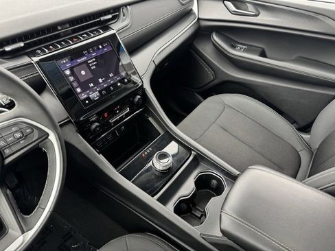 Used 2023 Jeep Grand Cherokee Laredo image 18