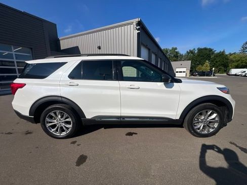 Used 2023 Ford Explorer XLT w/ Equipment Group 202A AWD/4WD image 4
