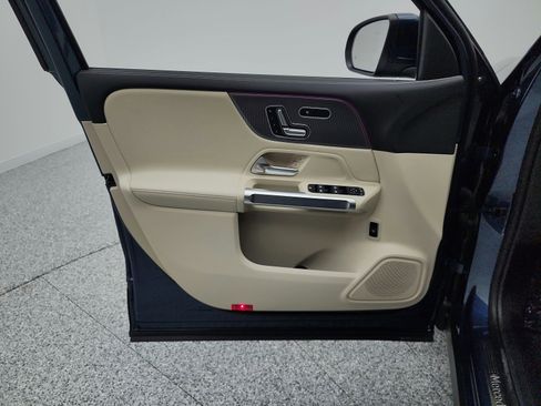 Used 2022 Mercedes-Benz GLB 250 image 12