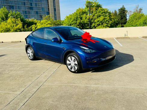 Used 2023 Tesla Model Y 2WD image 3