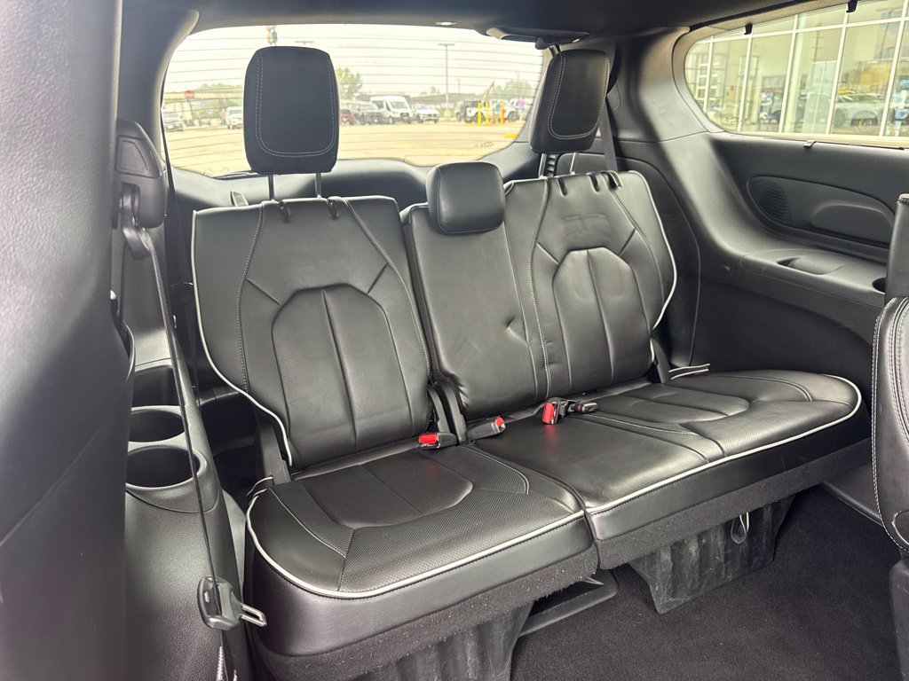 Used 2025 Chrysler Pacifica Limited FWD image 35