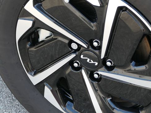 Used 2025 Kia Sportage LX image 11