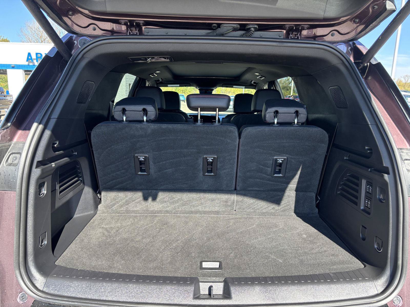 Used 2024 Chevrolet Traverse RS FWD image 11