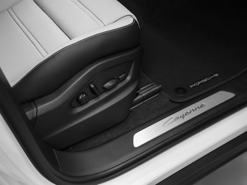 Certified 2026 Porsche Cayenne AWD/4WD image 18