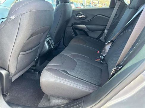 Used 2020 Jeep Cherokee Latitude w/ Cold Weather Group image 9