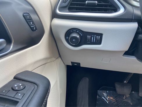Used 2024 Chrysler Pacifica Touring-L FWD image 27