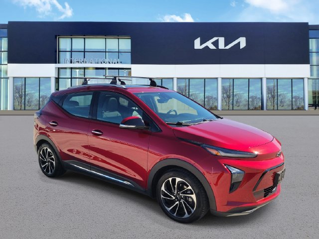 Used 2022 Chevrolet Bolt EUV Premier w/ Sun & Sound Package FWD image 2